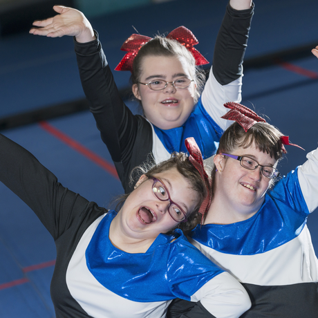 Trois filles atteintes du syndrome de Down membres d’une équipe de meneuses de claque.