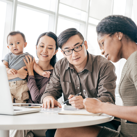 Une famille remplit des documents administratifs.