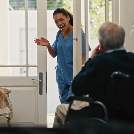 Une travailleuse sociale arrive chez une personne âgée pour offrir des services de répit.